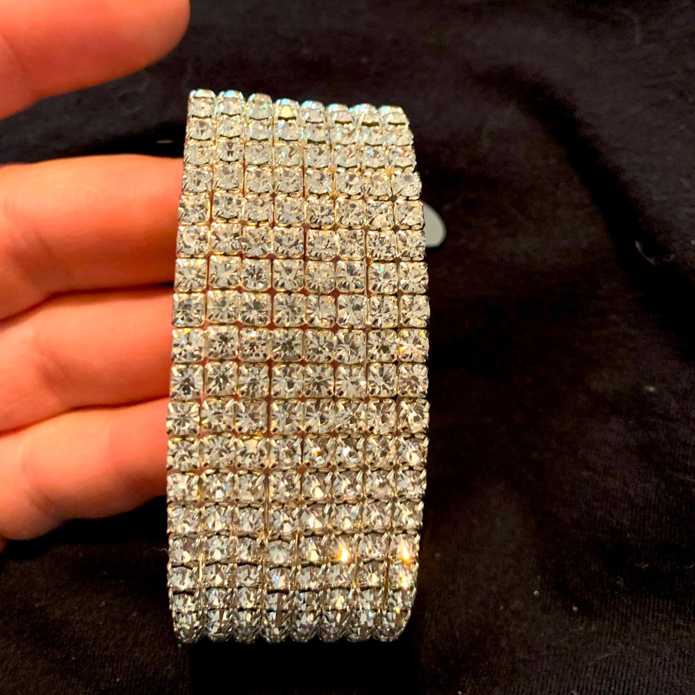 8 rows of diamond in elastic bracelet